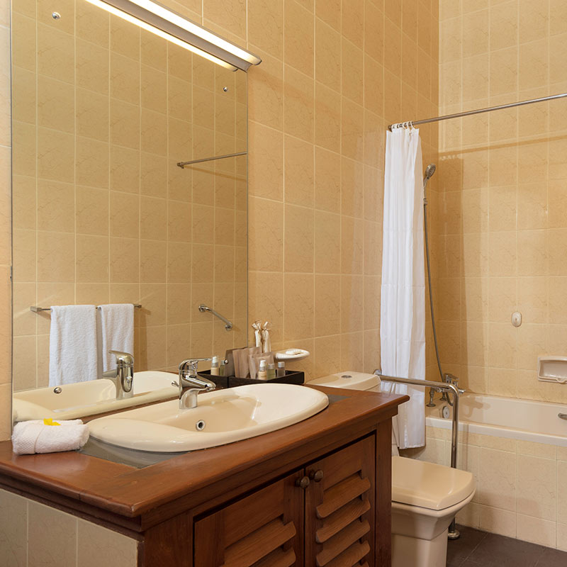 Uva-Ben-Head-Villa-Bathroom-800x800